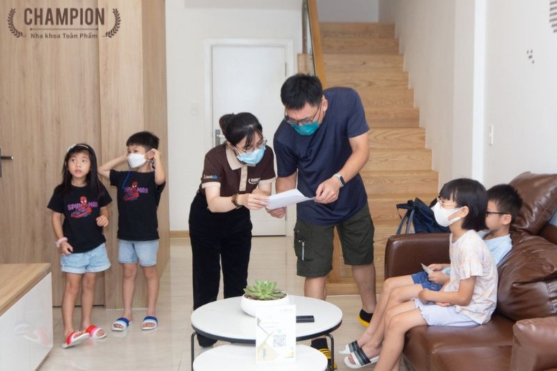 Bố và các bé đến khám răng định kỳ Bố và các bé đến khám răng định kỳ